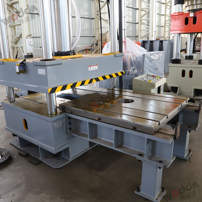 200噸移動工(gōng)作台液壓機 200噸移(yi)動工作台液壓機(ji)