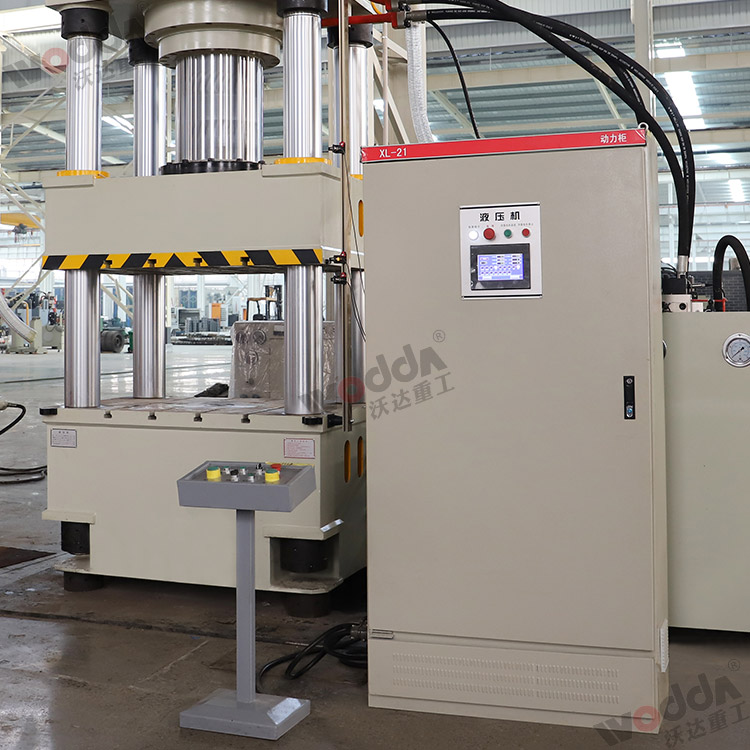 500噸(dun)拉伸液壓機(jī)(移動控制台(tai)、電氣櫃) 500噸拉(lā)伸液壓機(移(yí)動控制台、電(dian)氣櫃)