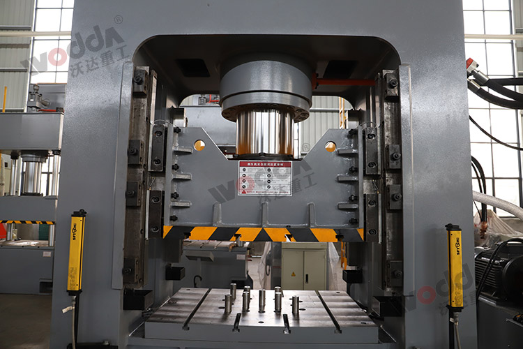 315噸框架(jia)式液壓(ya)機機身(shēn) 315噸框架(jia)式液壓(yā)機機身(shēn)