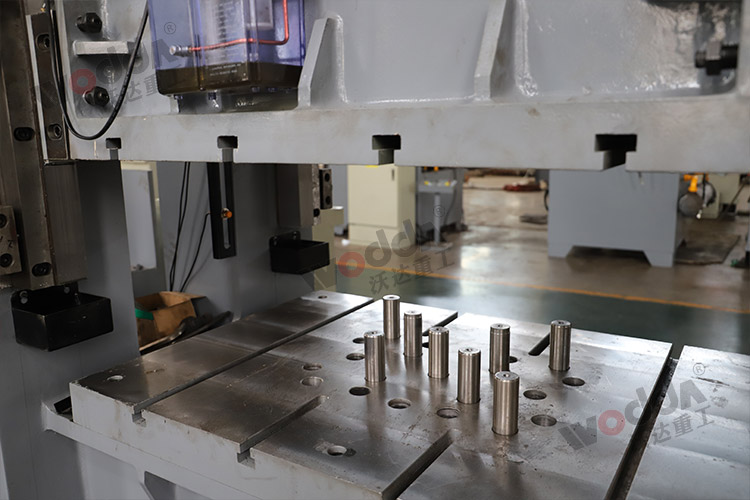 315噸框架(jià)式液壓(yā)機(多頂(ding)杆、液壓(ya)墊) 315噸框(kuàng)架式液(ye)壓機(多(duō)頂杆、液(ye)壓墊)