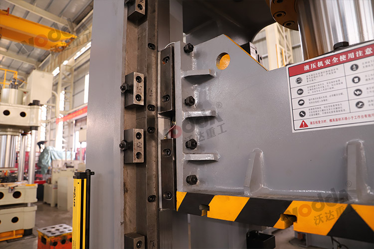 315噸(dūn)框架式(shi)液壓機(ji)(導軌) 315噸(dūn)框架式(shi)液壓機(ji)(導軌)