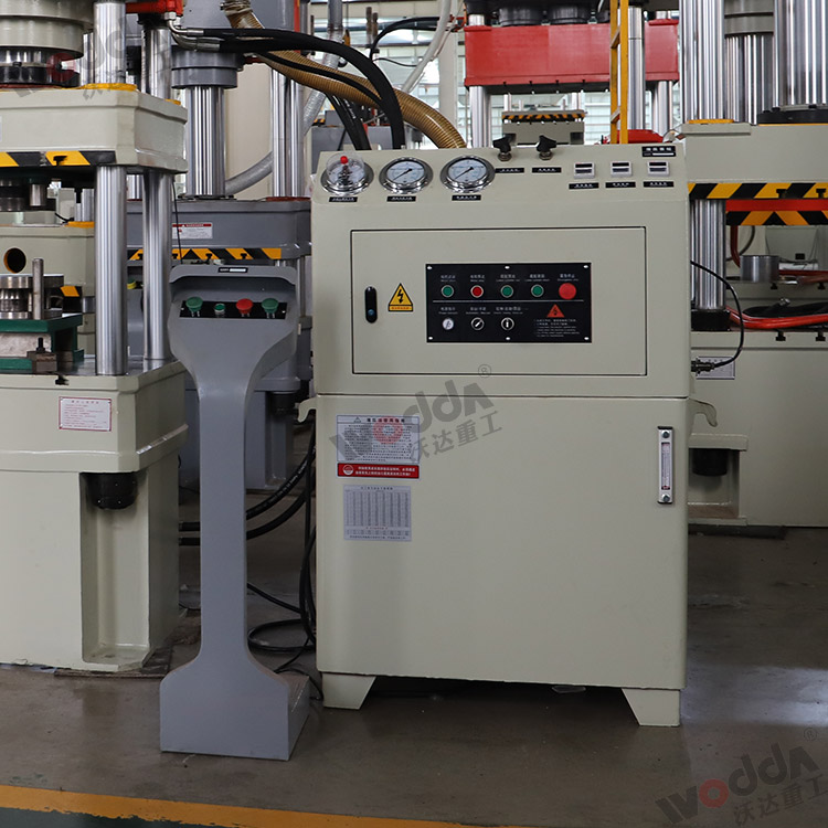 200噸四柱液(yè)壓機（移動控制(zhi)台）