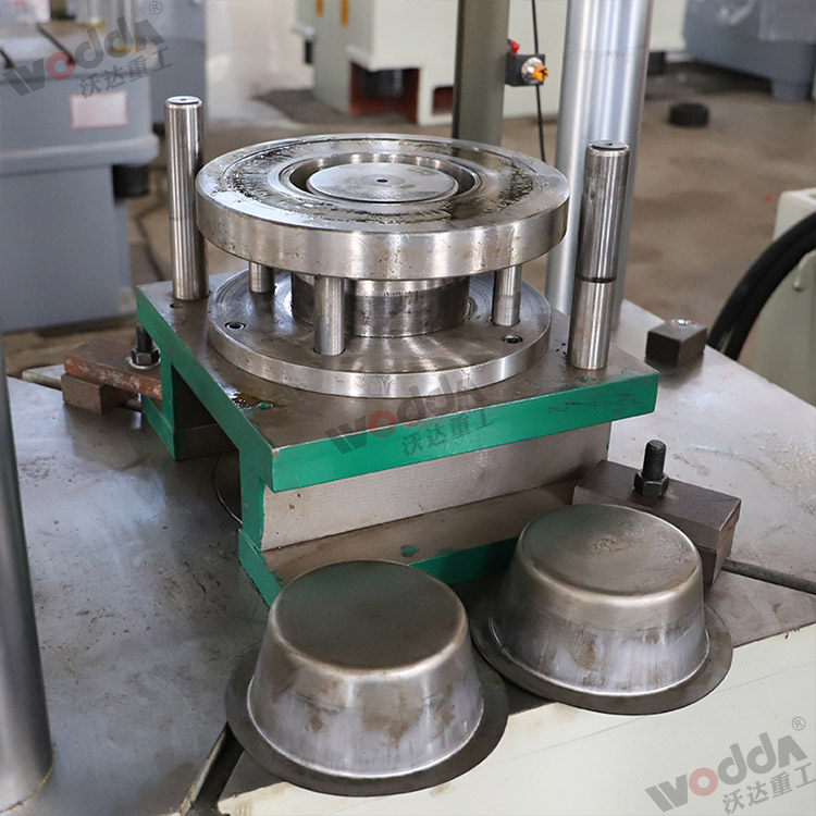 200噸四(sì)柱拉伸機(ji)用戶現場(chǎng)圖 200噸四柱(zhù)拉伸機用(yòng)戶現場圖(tu)