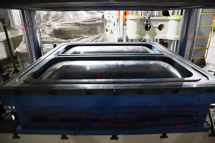 拉伸(shēn)水箱模具