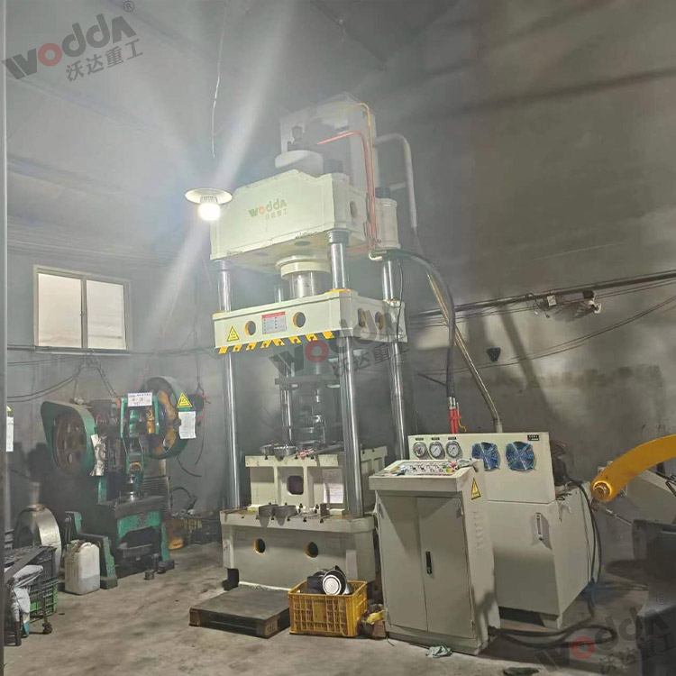 315噸上(shàng)置液壓墊拉(la)伸液壓機（圖(tú)1）