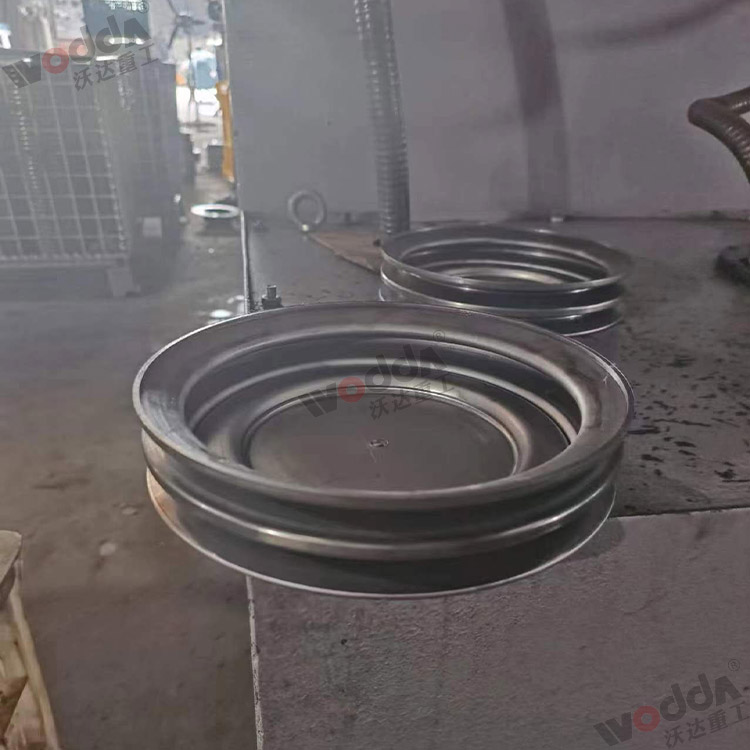 315噸上(shàng)置液壓墊拉(lā)伸液壓機應(ying)用