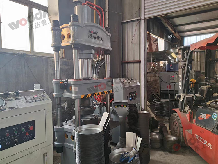 100噸四柱(zhù)液壓機拉伸鐵(tiě)鍋一次成型