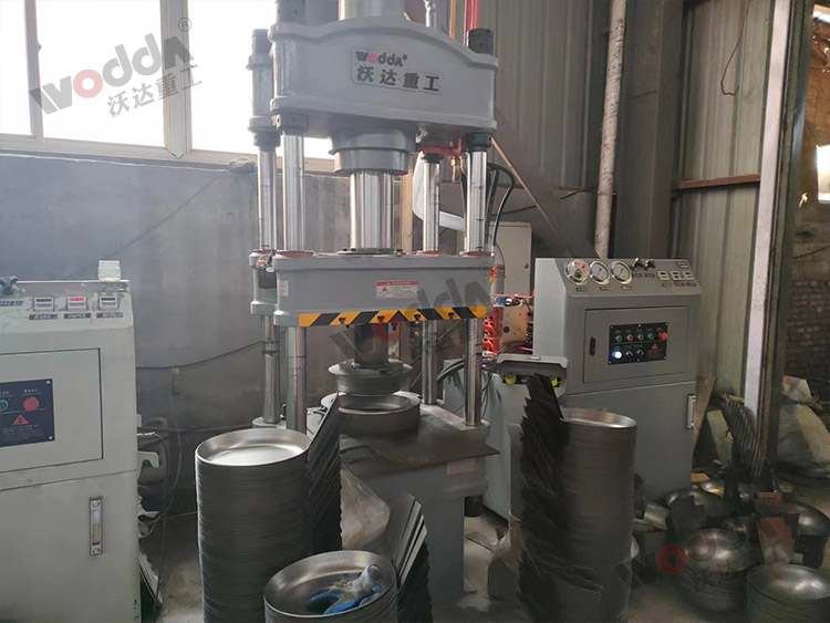 100噸四柱液(ye)壓機拉伸(shen)鐵鍋現場(chang) 100噸四柱液(yè)壓機拉伸(shēn)鐵鍋現場(chǎng)