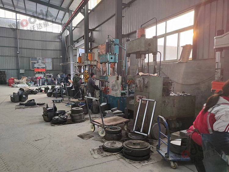 100噸四柱(zhu)液壓機拉伸鐵(tie)鍋客戶現場