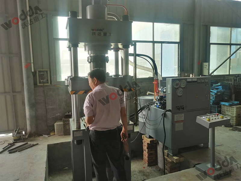 200噸不(bú)鏽鋼離心風機(jī)成型液壓機(圖(tú)1) 200噸不鏽鋼離心(xīn)風機成型液壓(yā)機(圖1)