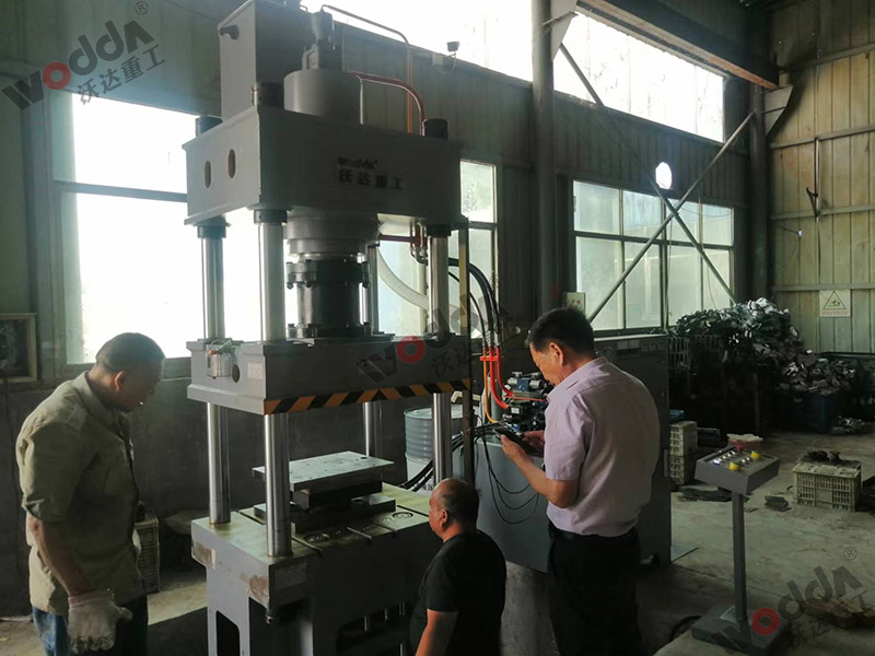 200噸不鏽鋼(gāng)離心風機成型(xíng)液壓機(圖2) 200噸不(bú)鏽鋼離心風機(jī)成型液壓機(圖(tu)2)