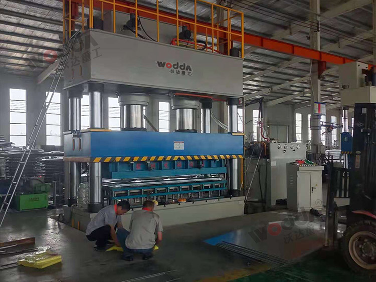 1000噸(dūn)不鏽鋼水箱闆(pan)拉伸液壓機(圖(tu)2) 1000噸不鏽鋼水箱(xiāng)闆拉伸液壓機(ji)(圖2)