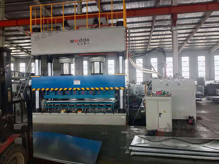 1000噸不鏽(xiù)鋼水箱闆拉伸(shēn)液壓機(圖3) 1000噸不(bu)鏽鋼水箱闆拉(lā)伸液壓機(圖3)