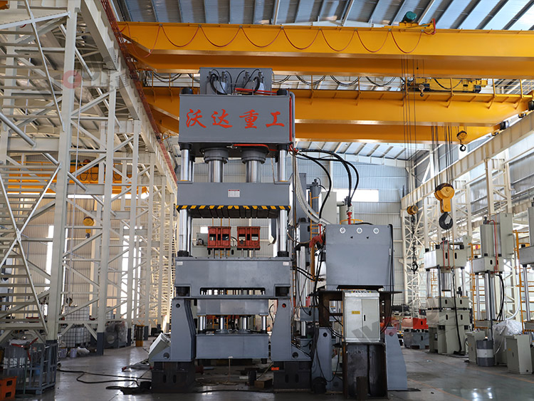 1000噸不鏽(xiù)鋼水箱闆拉伸(shēn)液壓機車間現(xian)貨.jpg 1000噸不鏽鋼水(shui)箱闆拉伸液壓(ya)機車間現貨.jpg