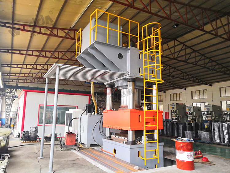 2000噸汽(qì)車離合器外殼拉(lā)伸液壓機