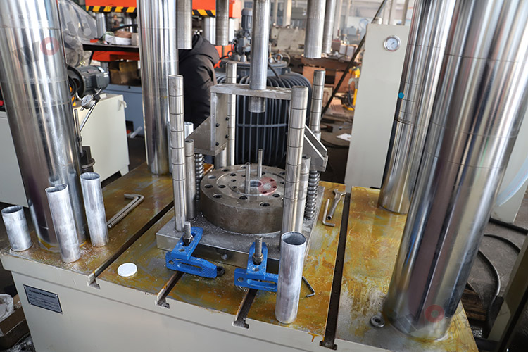 500噸動力電池電(dian)芯鋁殼拉伸液(yè)壓機模具 500噸動(dong)力電池電芯鋁(lǚ)殼拉伸液壓機(ji)模具