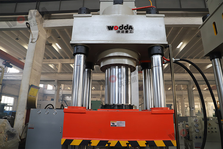 500噸動(dong)力電池電芯鋁(lǚ)殼拉伸液壓機(ji)機身 500噸動力電(diàn)池電芯鋁殼拉(lā)伸液壓機機身(shēn)