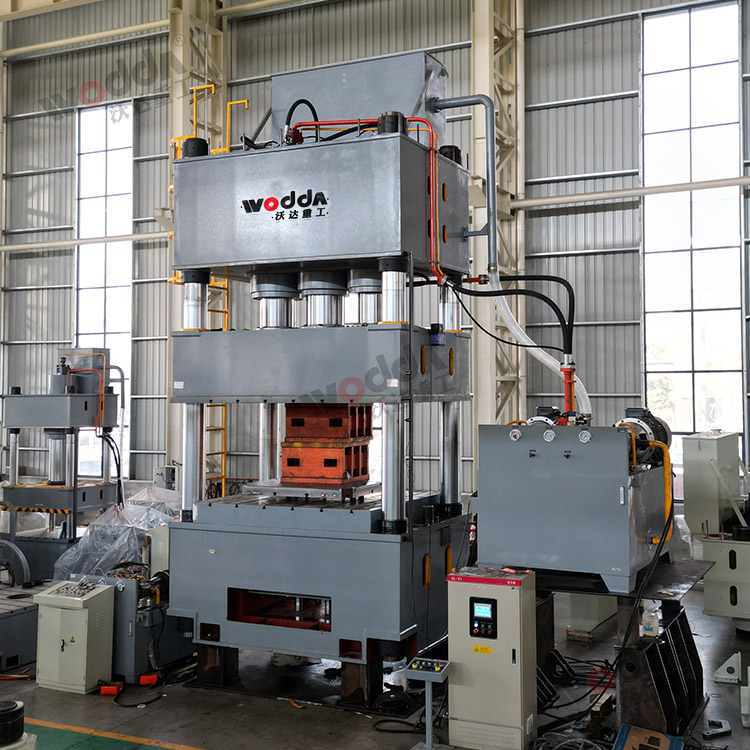 1500噸四(si)柱拉伸液壓(ya)機側視圖