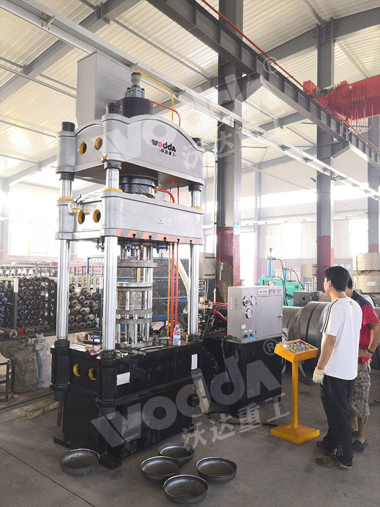 200噸煤氣(qi)罐封頭液(ye)壓機 200噸煤(mei)氣罐封頭(tóu)液壓機