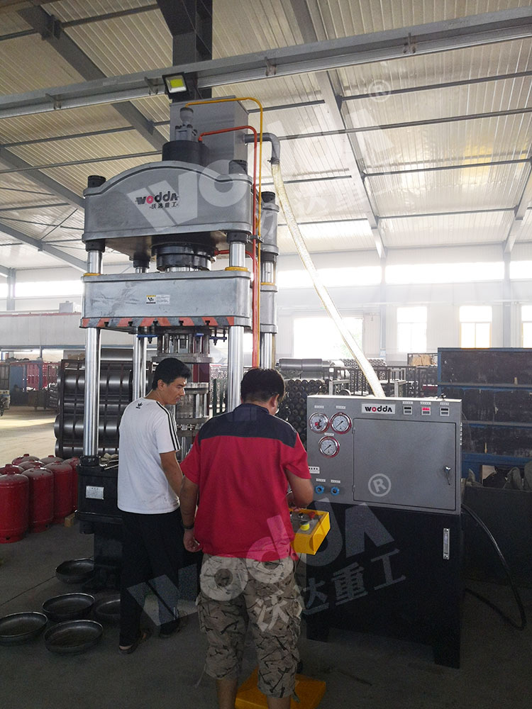 200噸煤氣罐(guàn)封頭液壓機(圖(tú)2) 200噸煤氣罐封頭(tóu)液壓機(圖2)