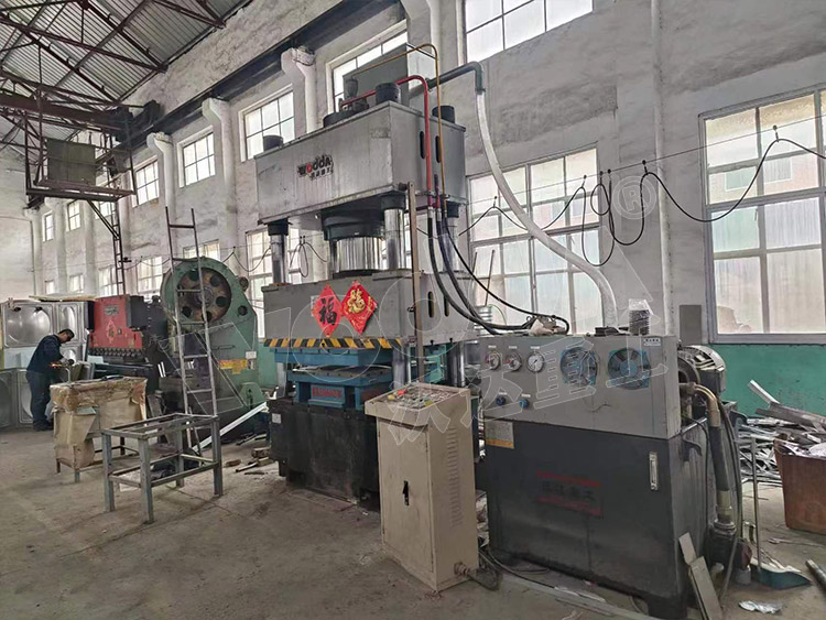 不鏽鋼水(shui)箱闆液壓機客(ke)戶現場 不鏽鋼(gāng)水箱闆液壓機(ji)客戶現場