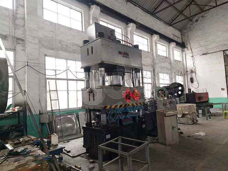 不(bu)鏽鋼水箱闆液(ye)壓機客戶現場(chǎng) 不鏽鋼水箱闆(pan)液壓機客戶現(xiàn)場