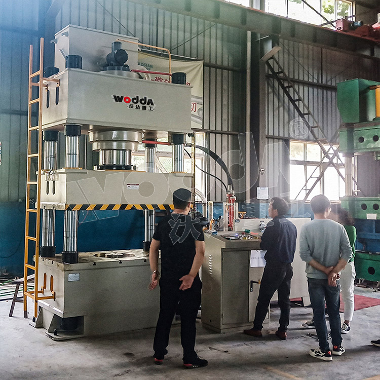 500噸不(bu)鏽鋼水箱闆拉伸(shen)液壓機 500噸不鏽鋼(gāng)水箱闆拉伸液壓(yā)機