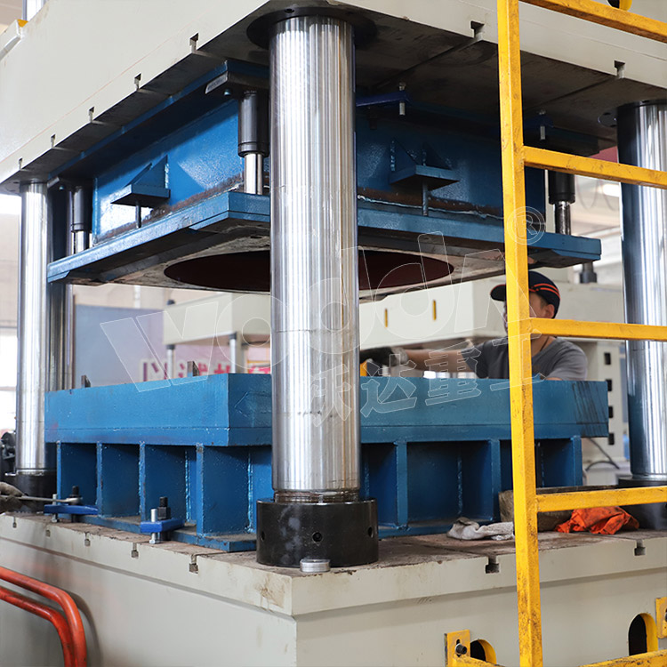 500噸不鏽鋼(gāng)水箱液壓(yā)機(立柱) 500噸(dun)不鏽鋼水(shuǐ)箱液壓機(jī)(立柱)