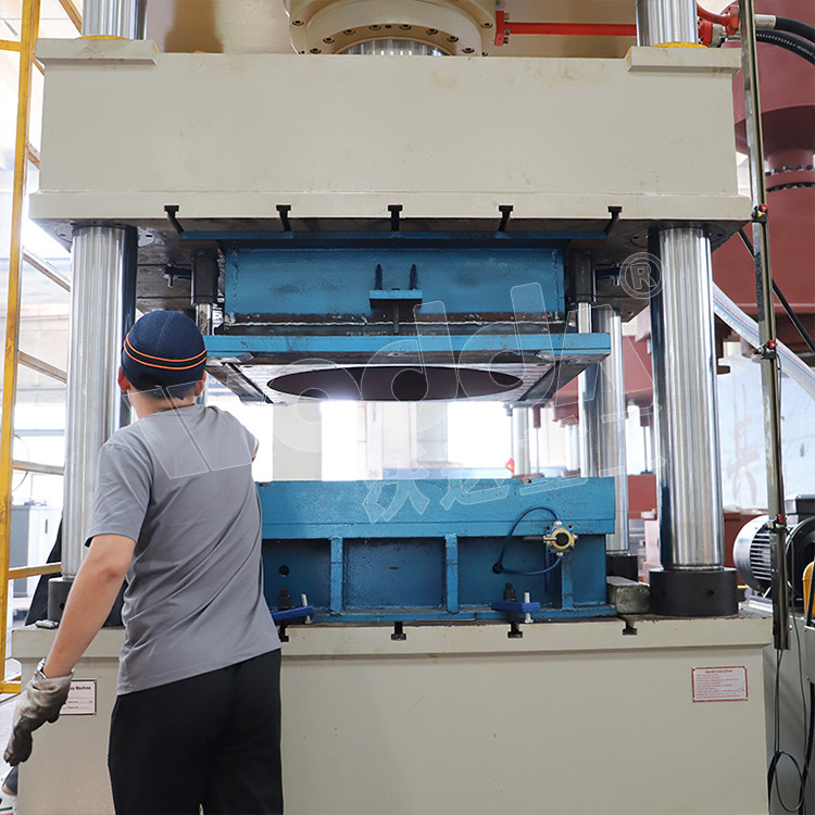 500噸不鏽鋼(gāng)水箱液壓(ya)機(工作台(tái)) 500噸不鏽鋼(gang)水箱液壓(ya)機(工作台(tái))