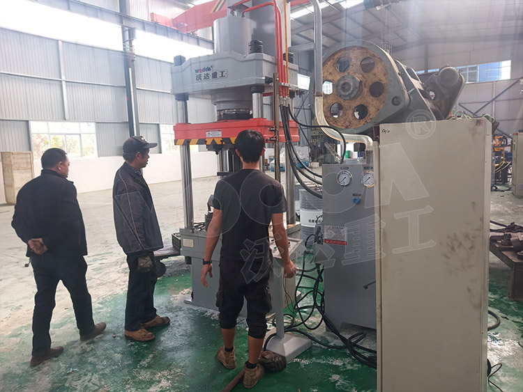 200噸封頭拉(lā)伸液壓機(圖1) 200噸(dun)封頭拉伸液壓(yā)機(圖1)