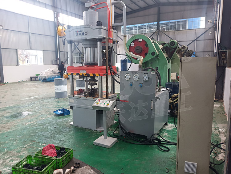 200噸封頭拉(lā)伸液壓機(圖2) 200噸(dun)封頭拉伸液壓(ya)機(圖2)