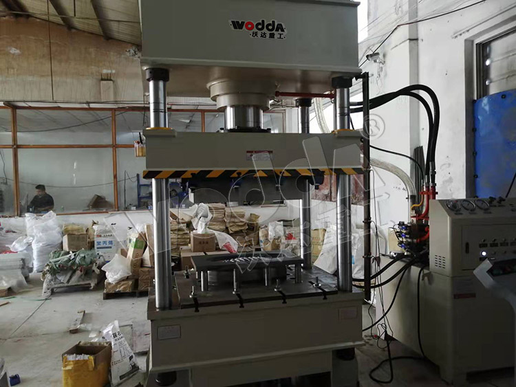 250噸(dun)太陽能路燈殼拉(lā)伸液壓機