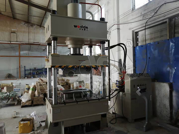 250噸不鏽(xiu)鋼拉伸液壓機現(xiàn)場