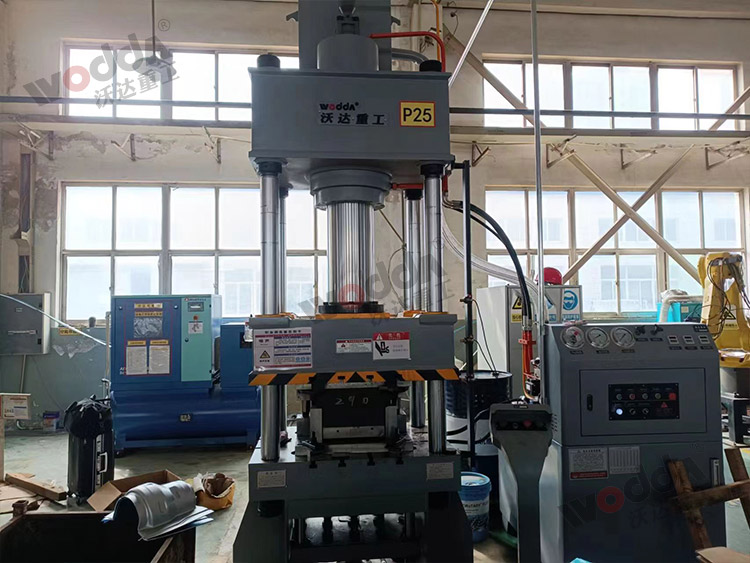 200噸拉伸(shen)液壓機壓(ya)汽車排氣(qi)管散熱罩(zhào)客戶現場(chang) 200噸拉伸液(ye)壓機壓汽(qi)車排氣管(guan)散熱罩客(kè)戶現場