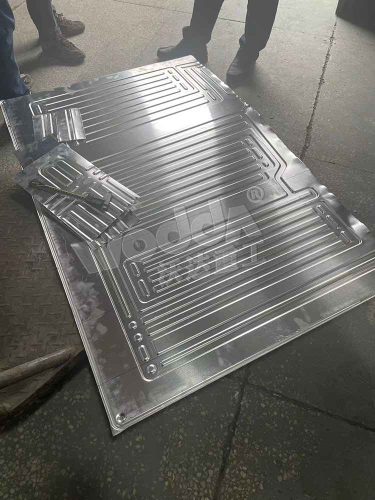 2000噸液壓機壓制(zhì)鋼木門 2000噸液壓(ya)機壓制鋼木門(men)