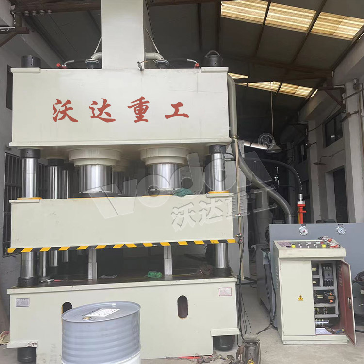 2000噸鋼木(mu)門壓花機客戶(hù)現場 2000噸鋼木門(men)壓花機客戶現(xian)場