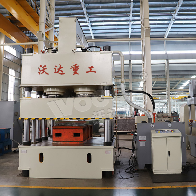 2000噸鋼(gang)木門壓花機車(che)間實物 2000噸鋼木(mù)門壓花機車間(jiān)實物