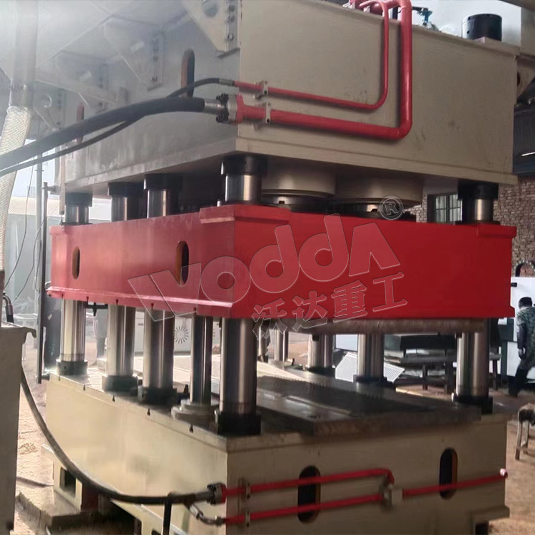 3000噸鋼木門壓(yā)花機客戶現(xiàn)場 3000噸鋼木門(men)壓花機客戶(hu)現場