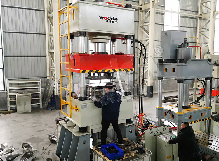 315噸(dun)不鏽鋼蹲便器(qi)拉伸液壓機 315噸(dun)不鏽鋼蹲便器(qì)拉伸液壓機