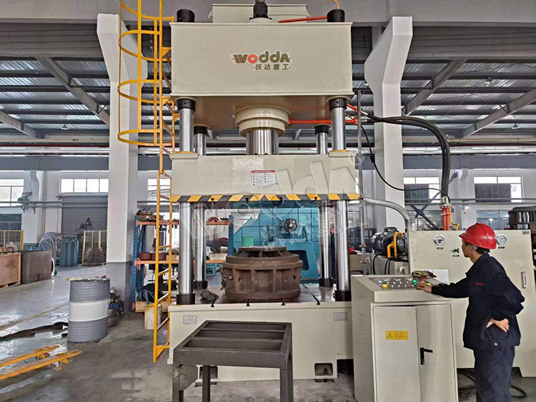 315噸汽車(che)輪毂拉伸成型(xíng)液壓機