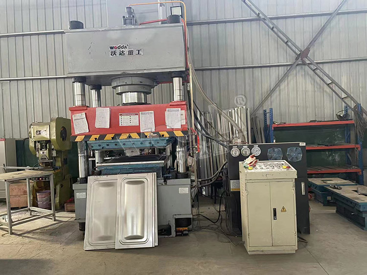 400噸液壓拉(lā)伸機拉伸(shen)不鏽鋼水(shui)箱