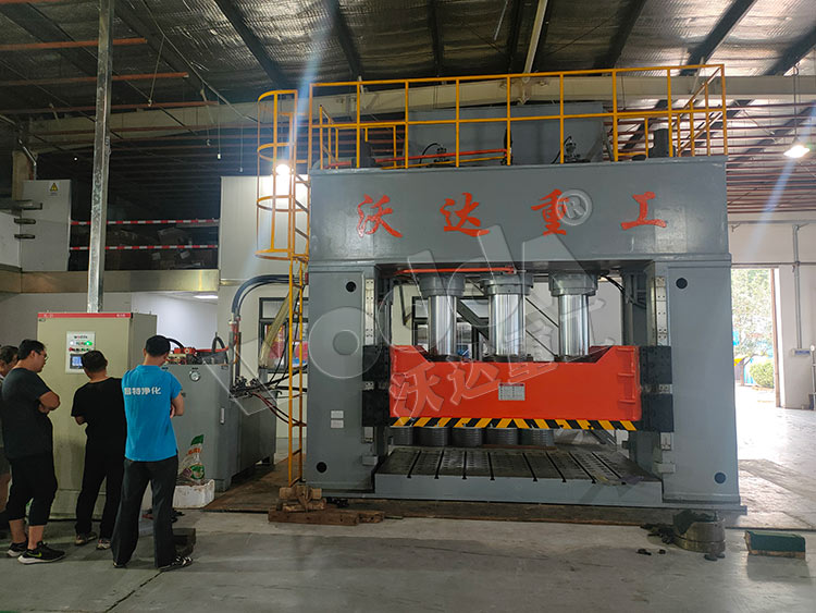 1000噸框(kuang)架式薄闆拉伸(shēn)液壓機客戶現(xiàn)場 1000噸框架式薄(bao)闆拉伸液壓機(jī)客戶現場