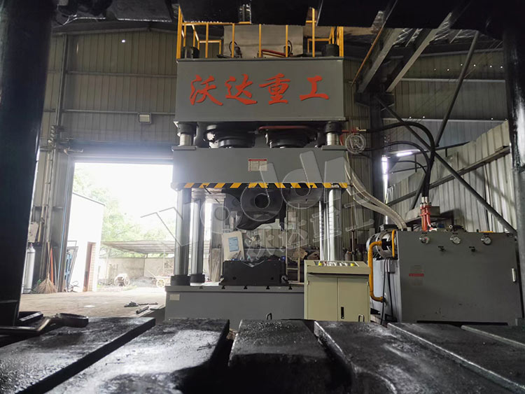 800噸四柱液壓機(ji)壓制金屬制品(pǐn)