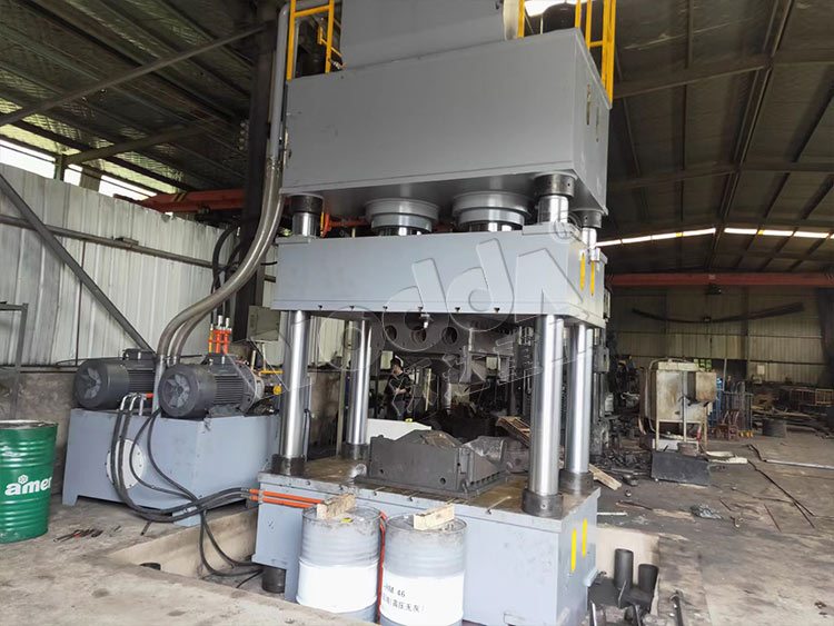 800噸金屬冷壓(ya)成型液壓機