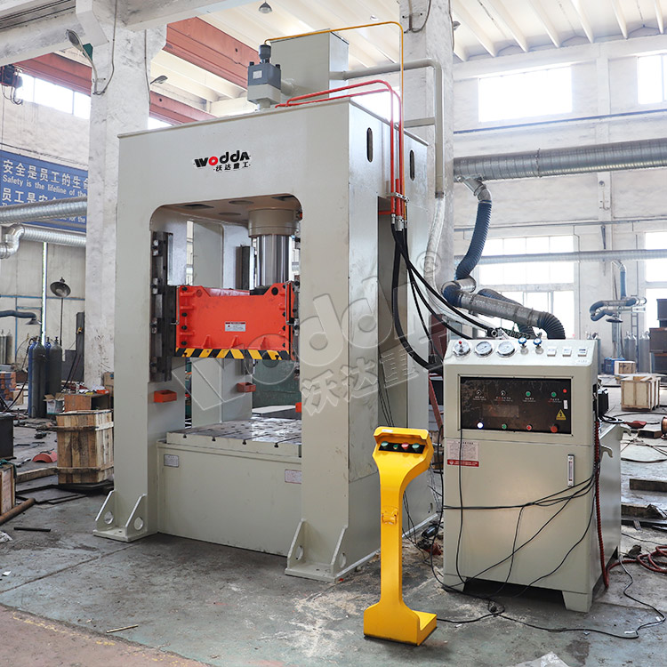 200噸框架(jià)式液壓機(jī)車間實拍(pāi)