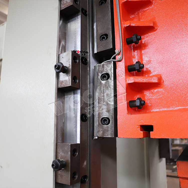 200噸框架式(shì)液壓機（導(dǎo)軌）