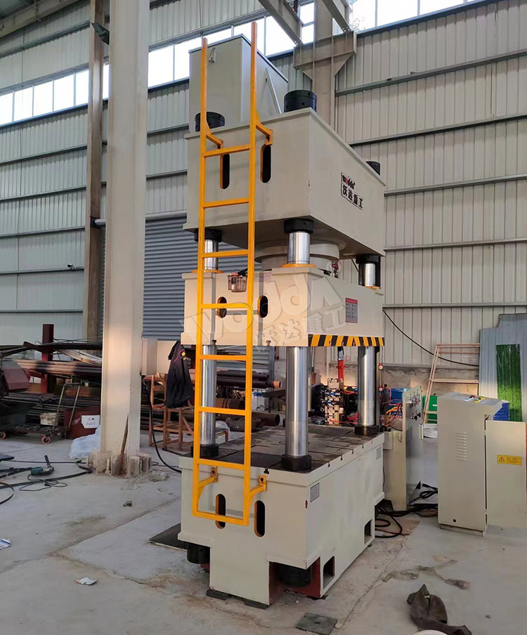 400噸不(bú)鏽鋼水(shui)箱液壓(yā)機 400噸不(bu)鏽鋼水(shuǐ)箱液壓(yā)機