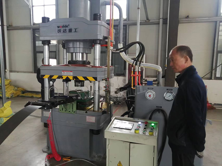 200噸不(bú)鏽鋼電機(ji)端蓋拉伸(shēn)液壓機 200噸(dun)不鏽鋼電(dian)機端蓋拉(la)伸液壓機(ji)