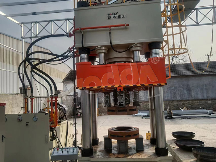 800噸封頭拉伸(shēn)機客戶現場