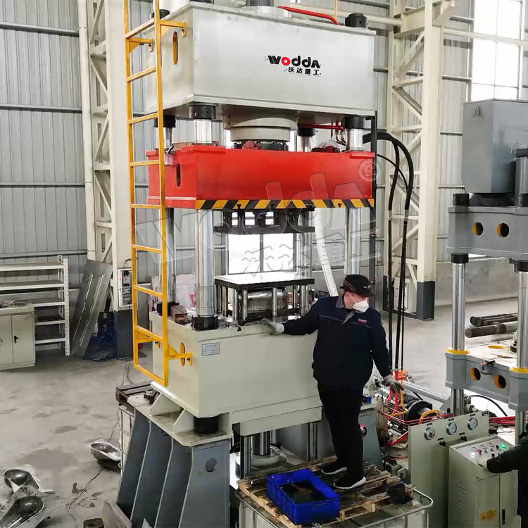 315噸不鏽鋼蹲便器(qi)拉伸液壓機 315噸不(bu)鏽鋼蹲便器拉伸(shen)液壓機